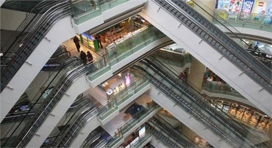 上海新世界百货整个扶梯体系采用了交叉提和飞梯的结合，提升效率相当明显