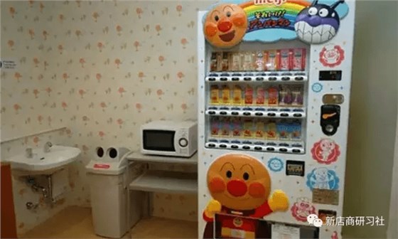 婴儿室内的自动售货机