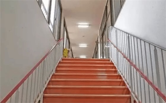 无障碍电梯、楼梯