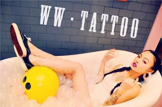 女性纹身师形象宣传图片