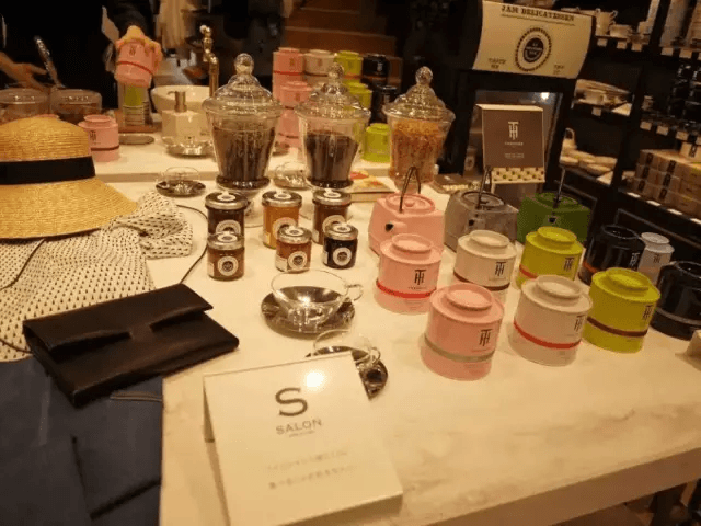日本时尚品牌S SALON adam et ropé：健康茶饮、甜点