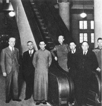1936年大新公司（现上海市第一百货商店）出现中国第一部商业自动扶梯